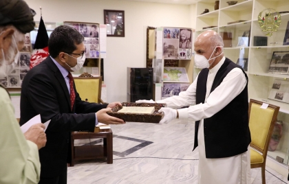 جمهوررئیس محمد اشرف غني د غوریانو دورې د تاریخي اسنادو مجموعه د افغانستان ملي ارشیف ته وسپارله