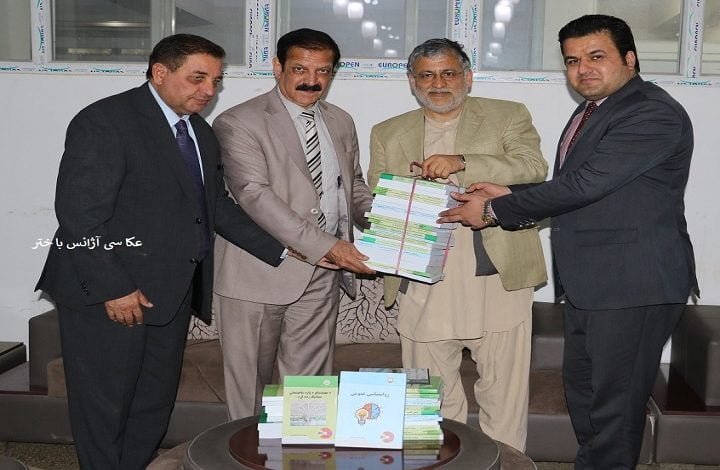 افغانيک موسسې د اطلاعاتو او فرهنګ وزارت ته کتابونه ډالۍ کړل