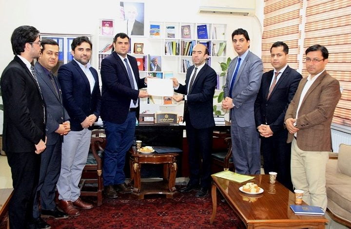 د اطلاعاتو او فرهنګ وزارت د خپرونو چارو معين د لس عنوانه کتابونو تصديق ليک د ملي تدارکاتو ادارې مرستيال ته وسپاره