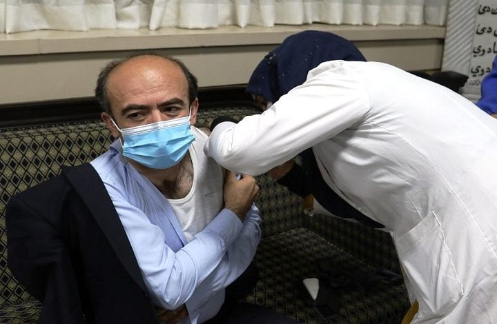 د اطلاعاتو او فرهنګ وزارت مشرتابه او کارکوونکو د کرونا واکسين ترلاسه کړ