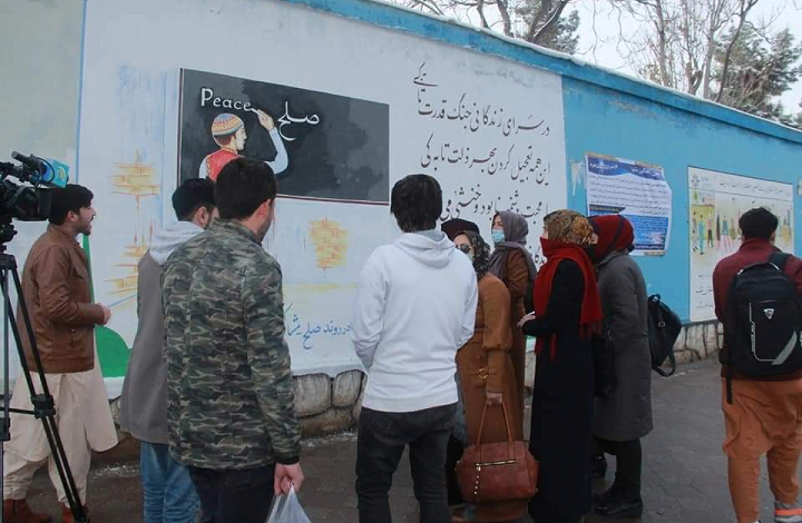 هنرمندی، صلح دایمی را در دیواری در هرات نقاشی کرد