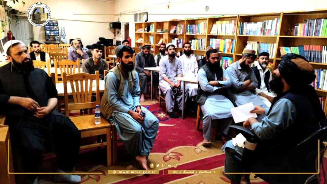 استمع رئيس الإعلام والثقافة ولاية بروان لرسالة وتوصيات معالى أمير المؤمنين لموظفيه.