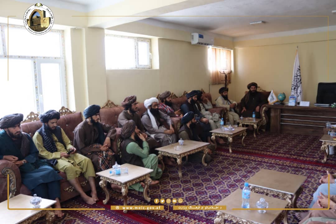 د بادغیس والي د یو شمېر ځوانانو سره وکتل