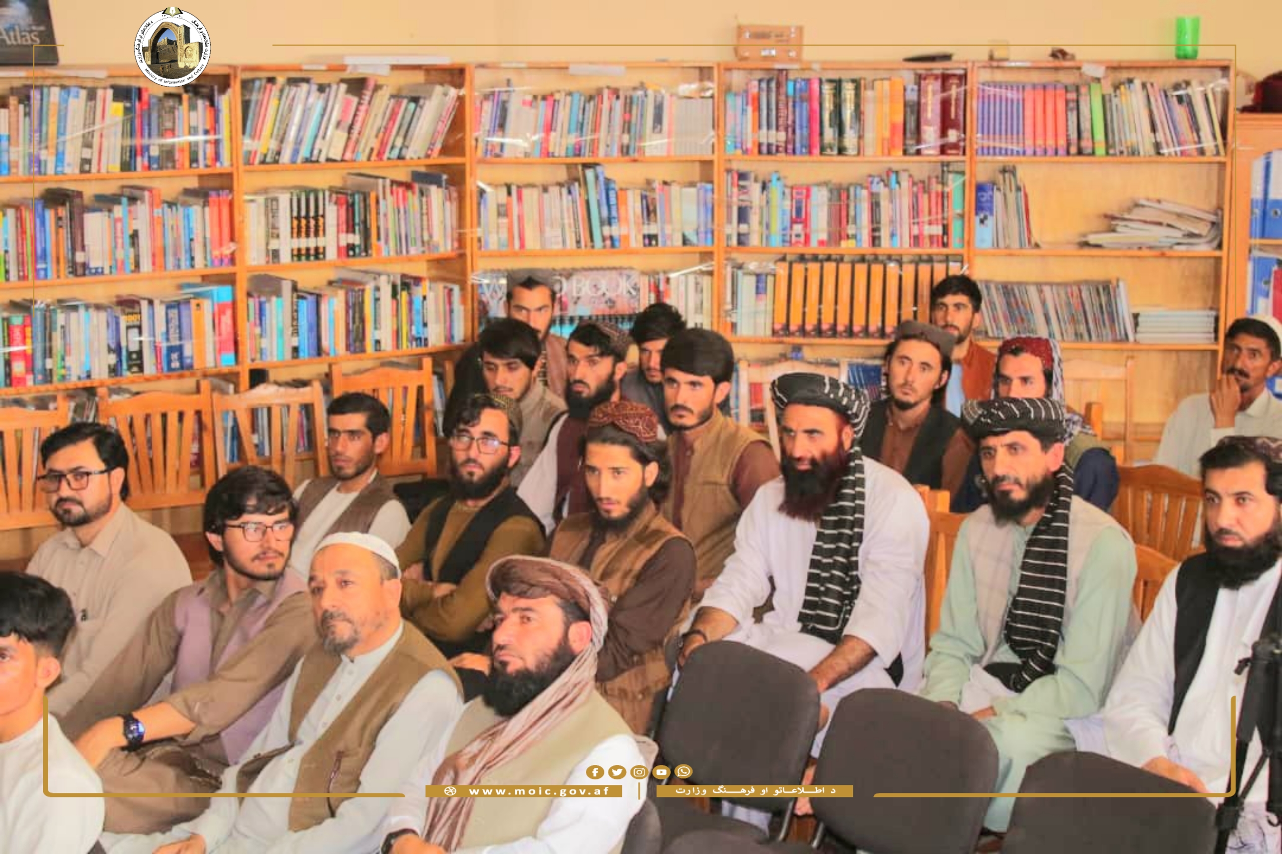 په روزګان کې د هېواد د خپلواکۍ ۱۰۴ مه کلیزه ولمانځل شوه  تېره ورځ په روزګان ولایت کې د هېواد د خپلواکۍ د بېرته ترلاسه کولو ۱۰۴ کلیزه په داسې حال کې ولمانځل شوه، چې پر مهال يې د اطلاعاتو او کلتور رئیس قاري آغاولي قریشي، د پوهنتون رئیس مولوي رحمت الله رحماني او ګڼو نورو مسؤلینو، علماوو او ځوانانو ګډون درلود. په پیل کې د یاد ولایت د پوهنتون رئیس مولوي رحمت الله رحماني خبرې وکړې او د افغانستان خاوره او افغانان یې یو بهادر ولس یاد کړ او زیاته یې کړه، چې د هېواد د خپلواکۍ ساتلو لپاره باید ټولو ولسونه سره متحد او 