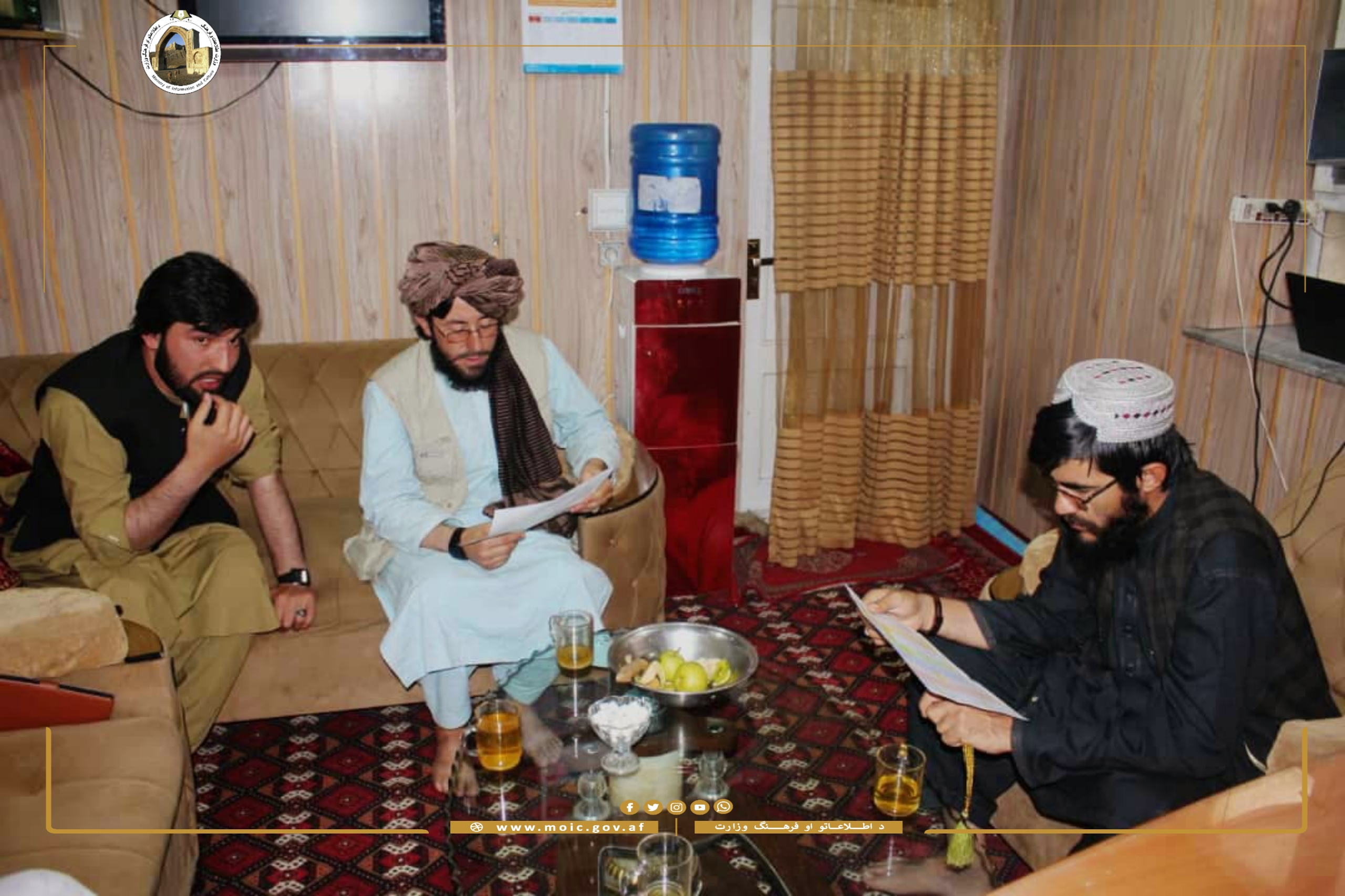 The media should broadcast in accordance with Islamic and national principles